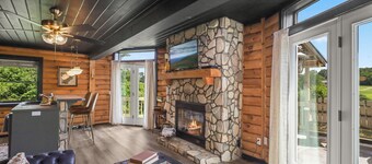 Hot tub; Fireplace; Dog Friendly; Minutes to Downtown Boone and Skiing!