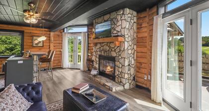 Hot tub; Fireplace; Dog Friendly; Minutes to Downtown Boone and Skiing!