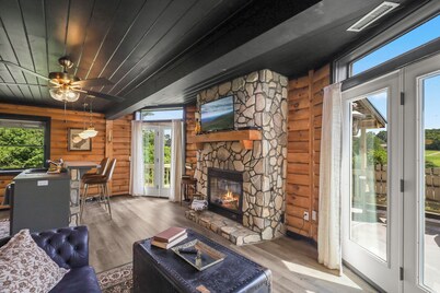 Hot tub; Fireplace; Dog Friendly; Minutes to Downtown Boone and Skiing!