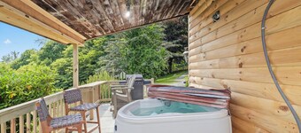 Hot tub; Fireplace; Dog Friendly; Minutes to Downtown Boone and Skiing!