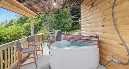 Hot tub; Fireplace; Dog Friendly; Minutes to Downtown Boone and Skiing!