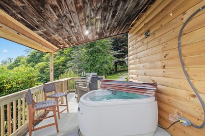 Hot tub; Fireplace; Dog Friendly; Minutes to Downtown Boone and Skiing!