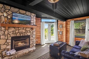 Smart TV y chimenea 