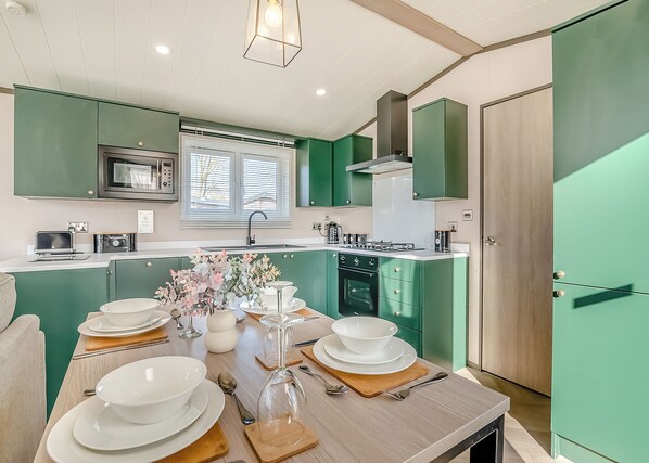 Fridge, oven, stovetop, dishwasher - 1 bedroom accommodation in Skirlaugh, Nr Hull (Skirlaugh, Nr Hull)