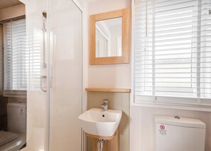 Bathroom - 2 bedroom accommodation in Skirlaugh, Nr Hull (Skirlaugh, Nr Hull)