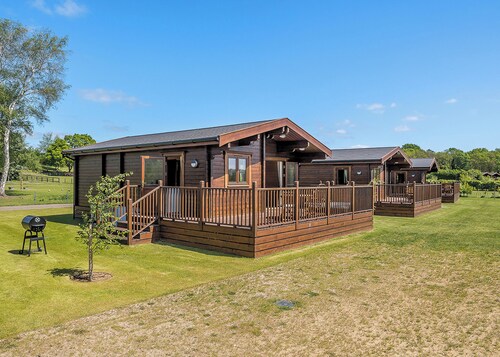 Luxurious solid log lodge ideal for couples.