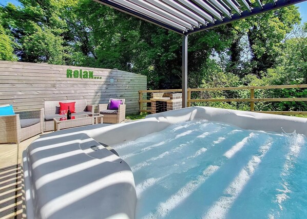 Outdoor spa tub