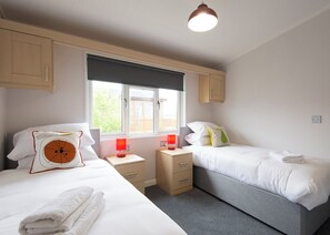 2 bedrooms, free WiFi - This deluxe two bedroom lodge even has its own games den. (Raywell, Beverley)