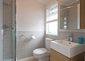 Bathroom - This deluxe two bedroom lodge even has its own games den. (Raywell, Beverley)