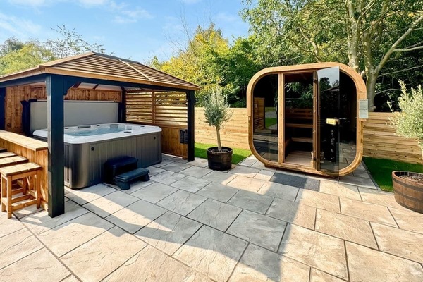 Spa Sensation (Sauna & Hot Tub) - Raywell Hall Country Lodges, Raywell, Beverley