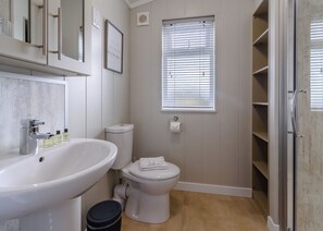 Bathroom - Upgraded for 2025 – Now with Air Hockey/Pool/Table Tennis Combo and Dartboard. (Raywell, Beverley)