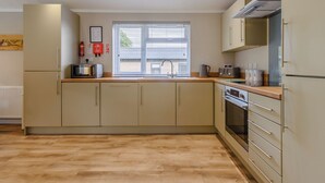 Een koelkast, een oven, een kookplaat, een broodrooster