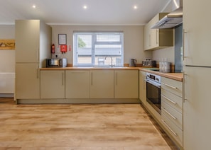 Fridge, oven, stovetop, toaster - Upgraded for 2025 – Now with Air Hockey/Pool/Table Tennis Combo and Dartboard. (Raywell, Beverley)