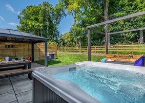 Outdoor dining - Upgraded for 2025 – Now with Air Hockey/Pool/Table Tennis Combo and Dartboard. (Raywell, Beverley)