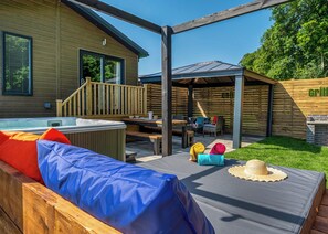 Outdoor dining - Upgraded for 2025 – Now with Air Hockey/Pool/Table Tennis Combo and Dartboard. (Raywell, Beverley)