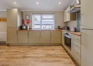 Fridge, oven, stovetop, toaster - Upgraded for 2025 – Now with Air Hockey/Pool/Table Tennis Combo and Dartboard. (Raywell, Beverley)