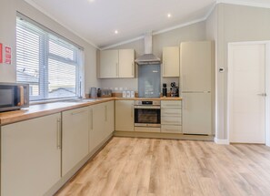 Fridge, oven, stovetop, toaster - Upgraded for 2025 – Now with Air Hockey/Pool/Table Tennis Combo and Dartboard. (Raywell, Beverley)