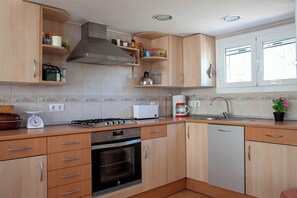 Køleskab, ovn, kogeplade, opvaskemaskine