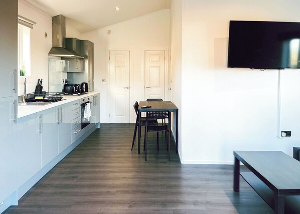 Fridge, oven, stovetop, toaster - 2 bedroom accommodation in Kilwinning (Kilwinning)