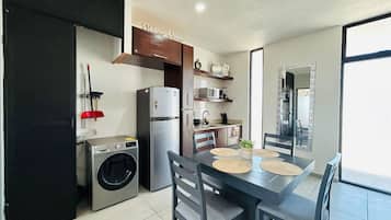 KylskÄp, mikrovÄgsugn, spishÀll och kaffe- och tebryggare