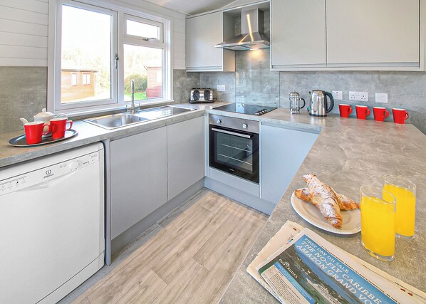 Fridge, oven, stovetop, toaster - 1 bedroom accommodation in Milford-on-Sea, Nr Lymington (Milford-on-Sea, Nr Lymington)