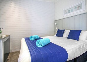 Unclassified image, 5 of 8, button - 1 bedroom accommodation in Milford-on-Sea, Nr Lymington (Milford-on-Sea, Nr Lymington)