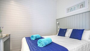 Unclassified image, 4 of 9, button - Modern and contemporary two bedroomed lodge with one double and one twin. (Milford-on-Sea, Nr Lymington)