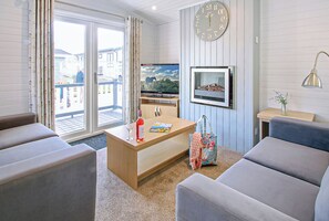 Unclassified image, 3 of 9, button - 2 bedroom accommodation in Milford-on-Sea, Nr Lymington (Milford-on-Sea, Nr Lymington)