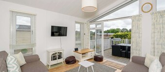 A spacious lodge with one master double with en suite shower room.