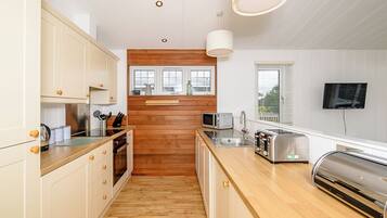 Réfrigérateur, four, plaque de cuisson, grille-pain