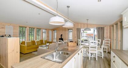 A spacious lodge with one master double with en suite shower room.