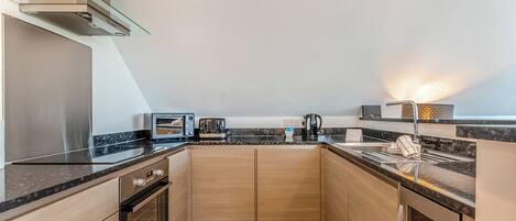 Fridge, oven, stovetop, dishwasher