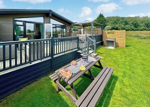 Outdoor dining - 2 bedroom accommodation in Raywell, Beverley (Raywell, Beverley)