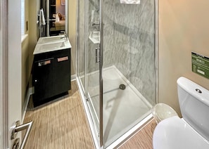 Bathroom - 2 bedroom accommodation in Raywell, Beverley (Raywell, Beverley)