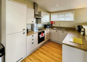 Een koelkast, een oven, een kookplaat, een broodrooster