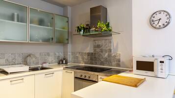 Frigorifero, microonde, forno, piano cottura