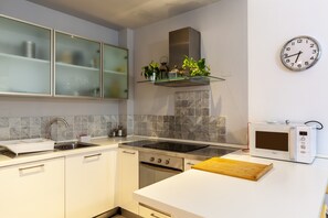 Frigorifero, microonde, forno, piano cottura