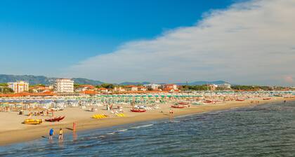 Apartamento vacacional 'La Casa nel parco' cerca de la playa con terraza