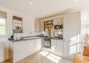 Oven - 2 bedroom accommodation in Skirlaugh, Nr Hull (Skirlaugh, Nr Hull)