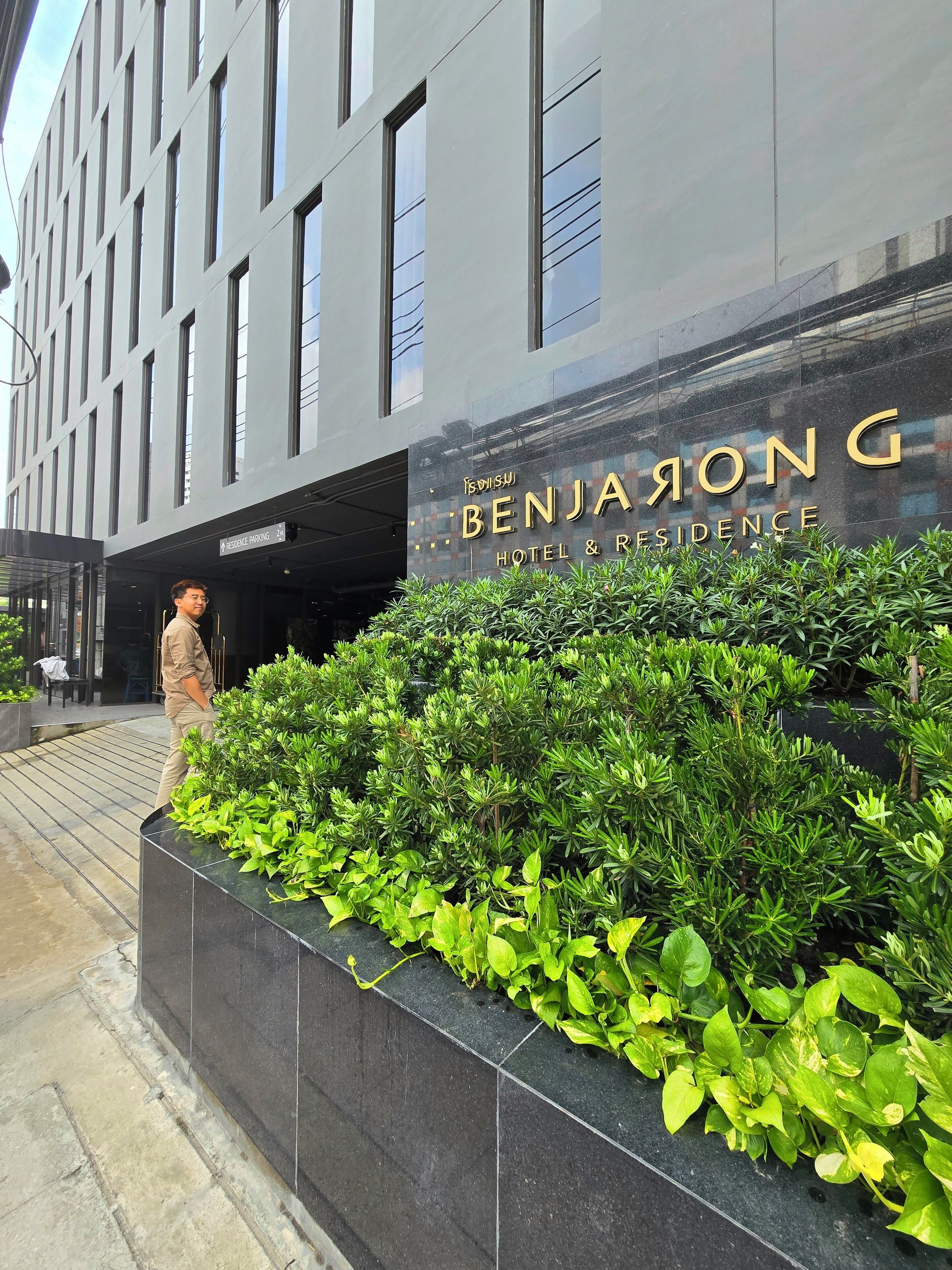 高级双床房 | 起居区 | 43-英寸智能电视 （配备数码频道）、电视