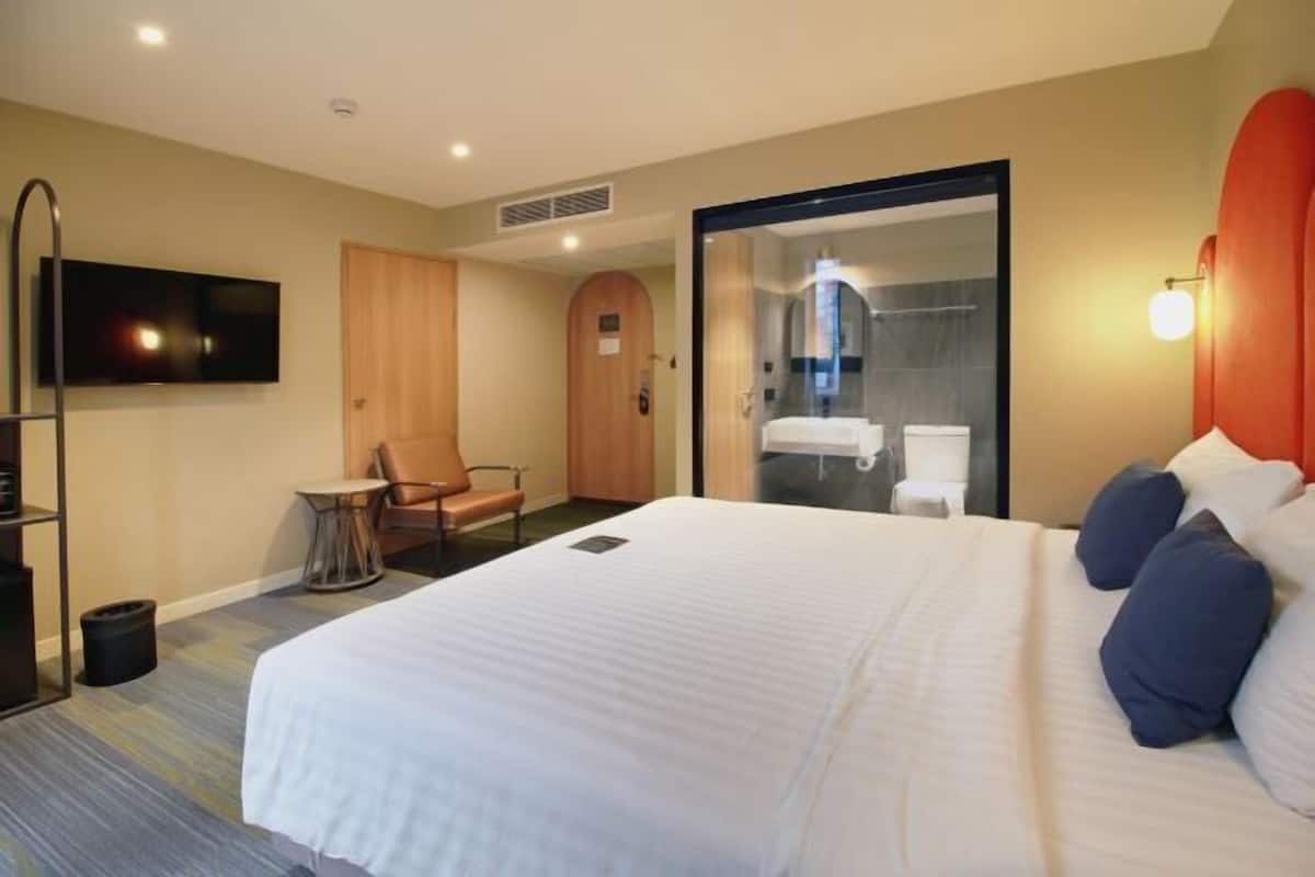 Een minibar, een kluis op de kamer, een bureau, gratis wifi