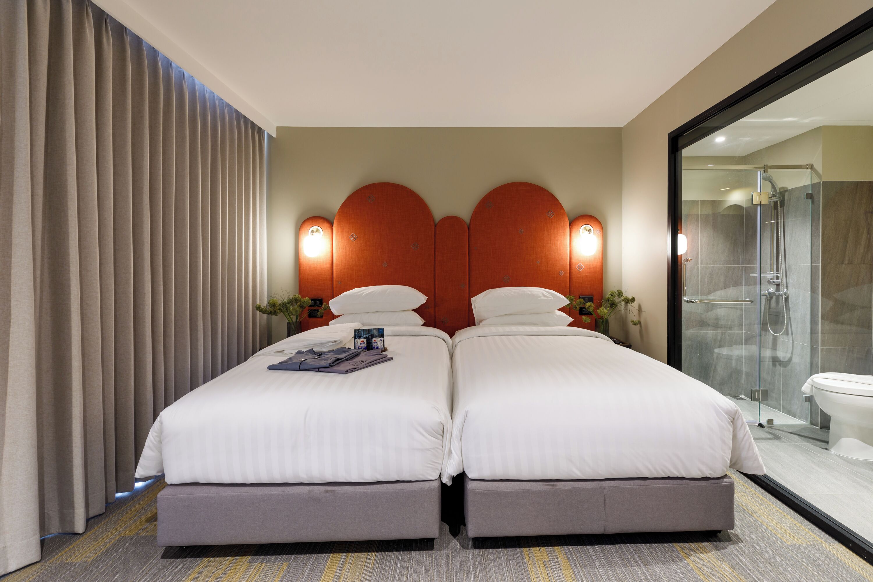 Een minibar, een kluis op de kamer, een bureau, gratis wifi