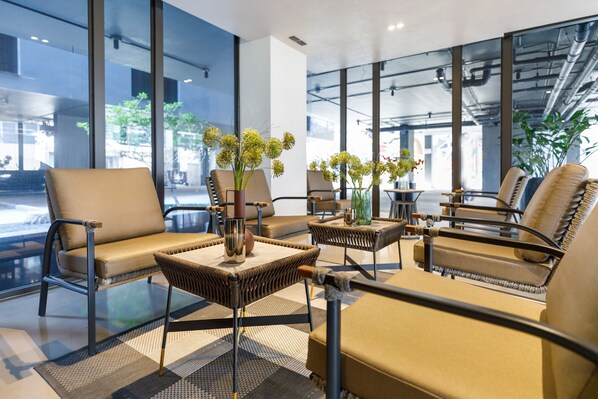 Área de estar no saguão