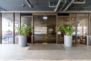 Vista frontal de la propiedad