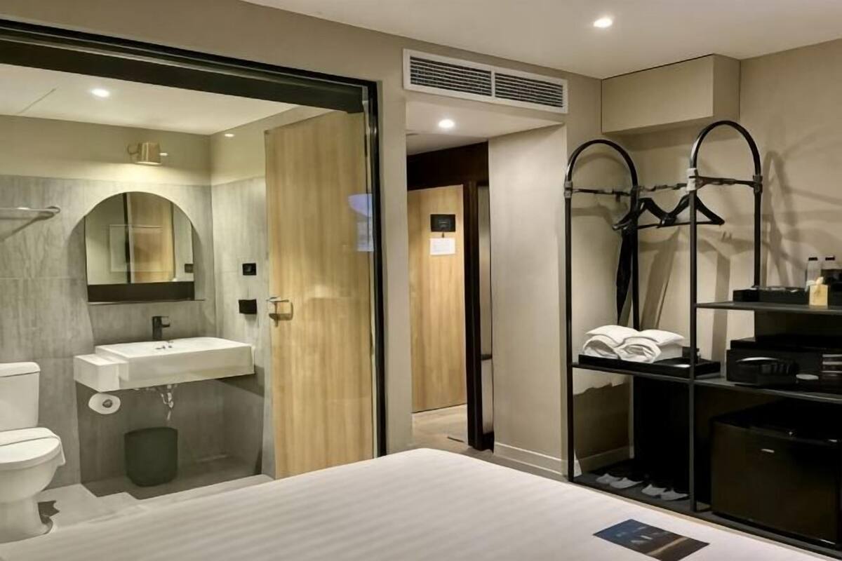 Een minibar, een kluis op de kamer, een bureau, gratis wifi