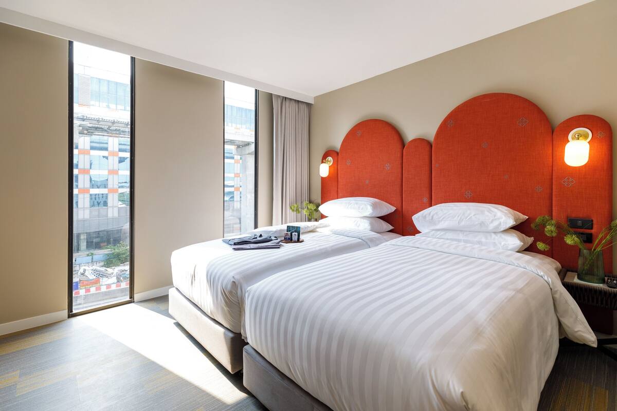 Een minibar, een kluis op de kamer, een bureau, gratis wifi