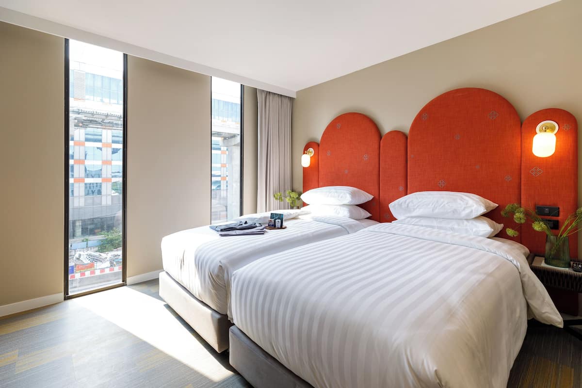 Een minibar, een kluis op de kamer, een bureau, gratis wifi