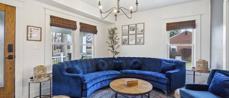 Smart TV, chimenea, videojuegos