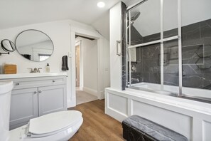 Hair dryer, towels, soap, shampoo - Cottage on Main in Lansdale! Perfect for family, work, shopping, relaxing. (Lansdale)