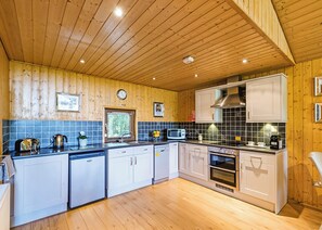 Réfrigérateur, un four, surface de cuisson, lave-vaisselle